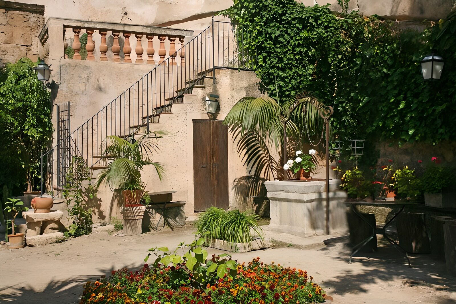 TPFR49774: Vue sur une terrasse avec balcon et escalier d'accès