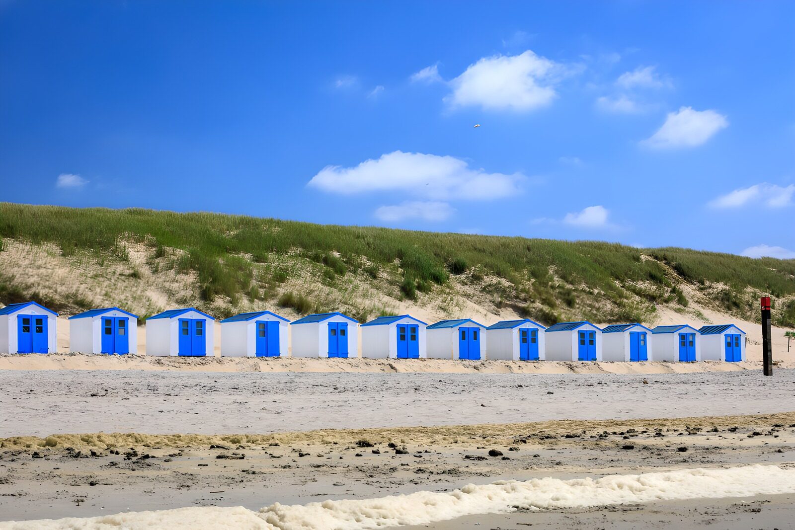 TPFR20132: Cabines de plage colorées à la mer