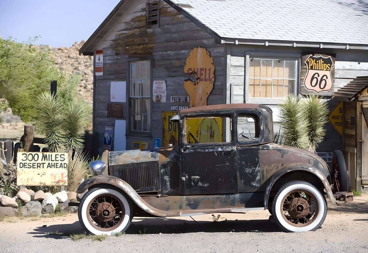 Voiture vintage devant une vieille station