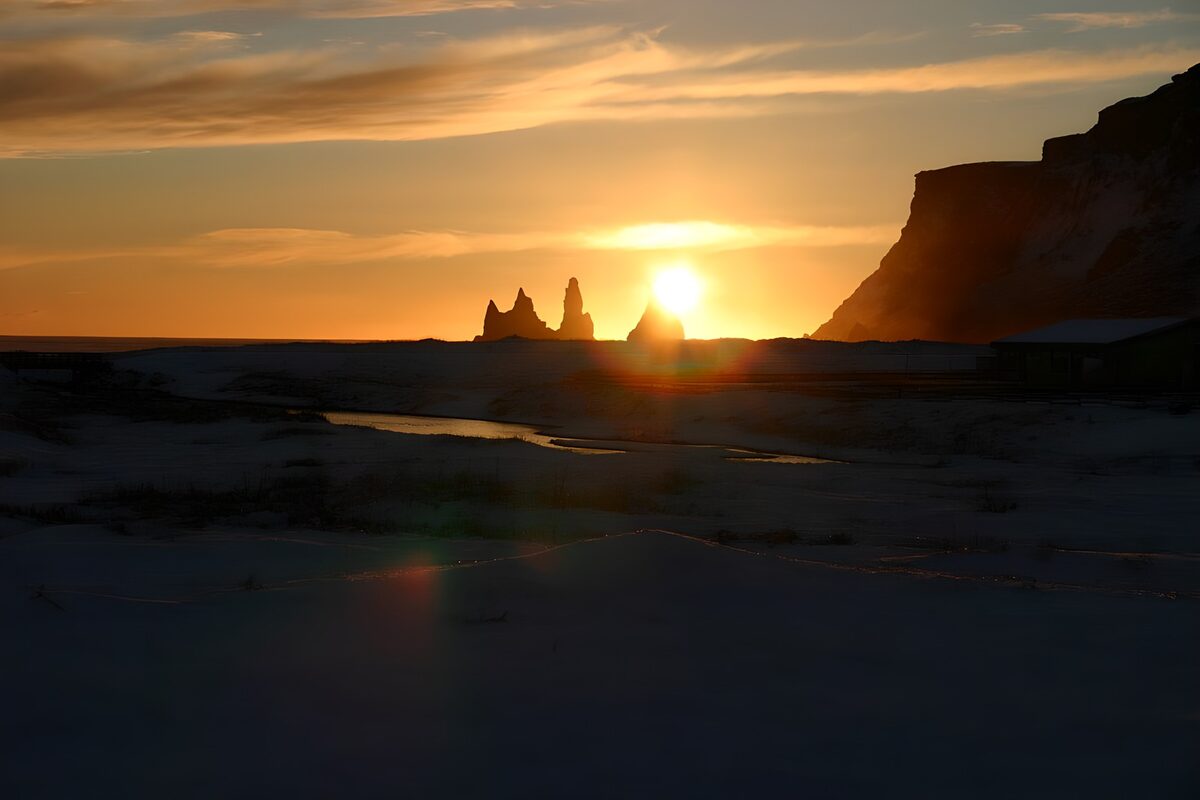 TPFR49708: Lever de soleil sur la côte glaciale
