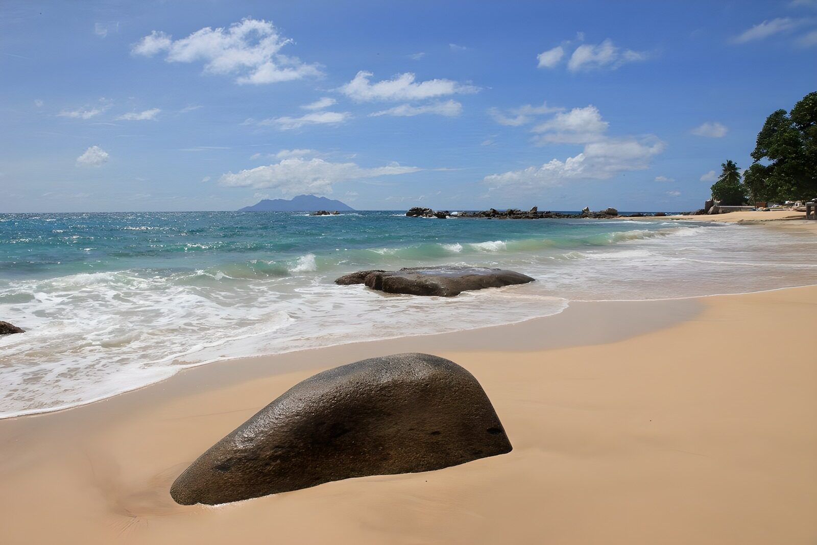 TPFR24574: Plage tranquille avec rocher