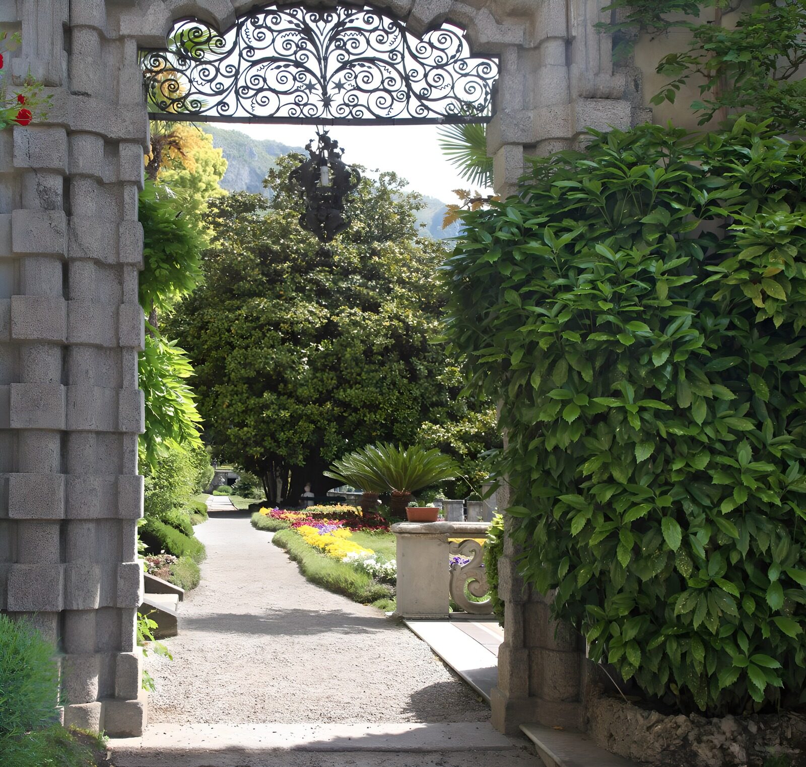 TPFR43563: Entrée d'un jardin paisible