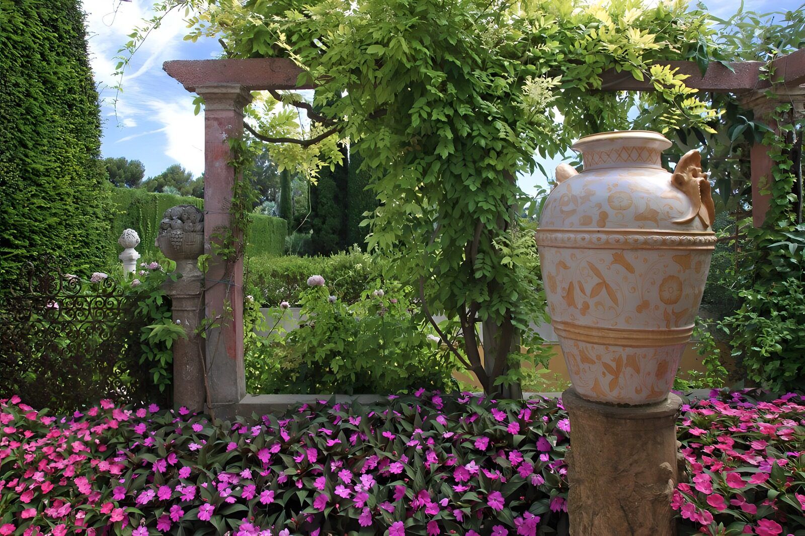 TPFR91238: Jardin enchanteur avec pot en terre cuite