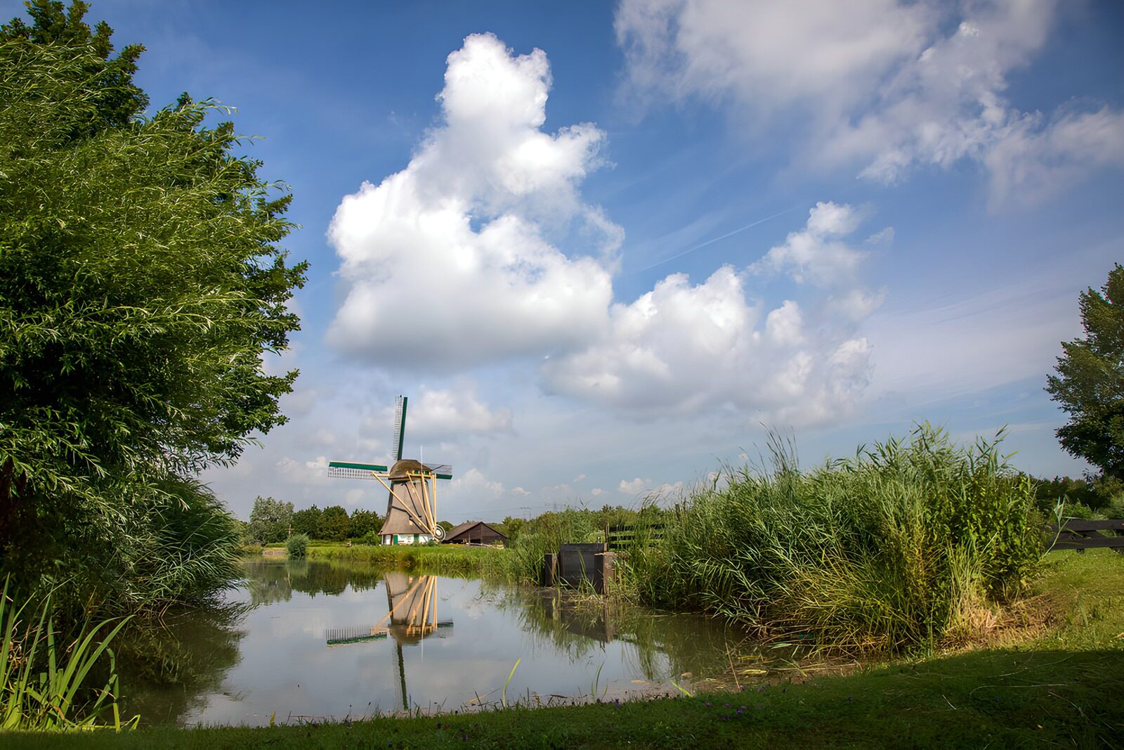 TPFR90993: Moulin au bord de l'eau et ciel bleu