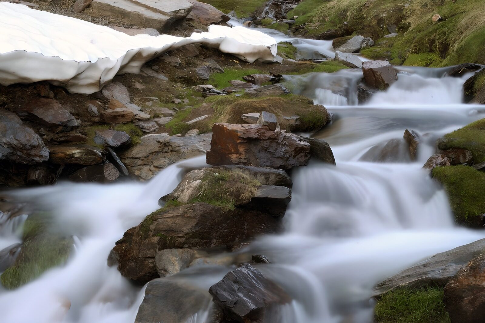 TPFR87822: Ruisseau paisible dans les montagnes