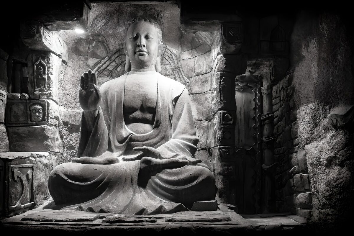 Bouddha en méditation dans l'obscurité