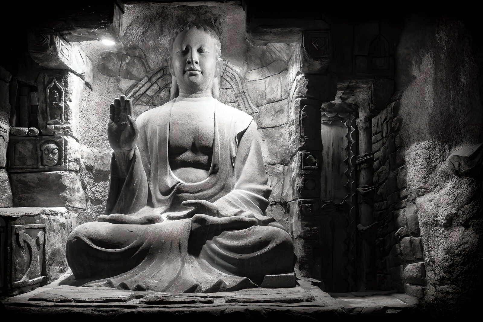 TPFR47787: Bouddha en méditation dans l'obscurité