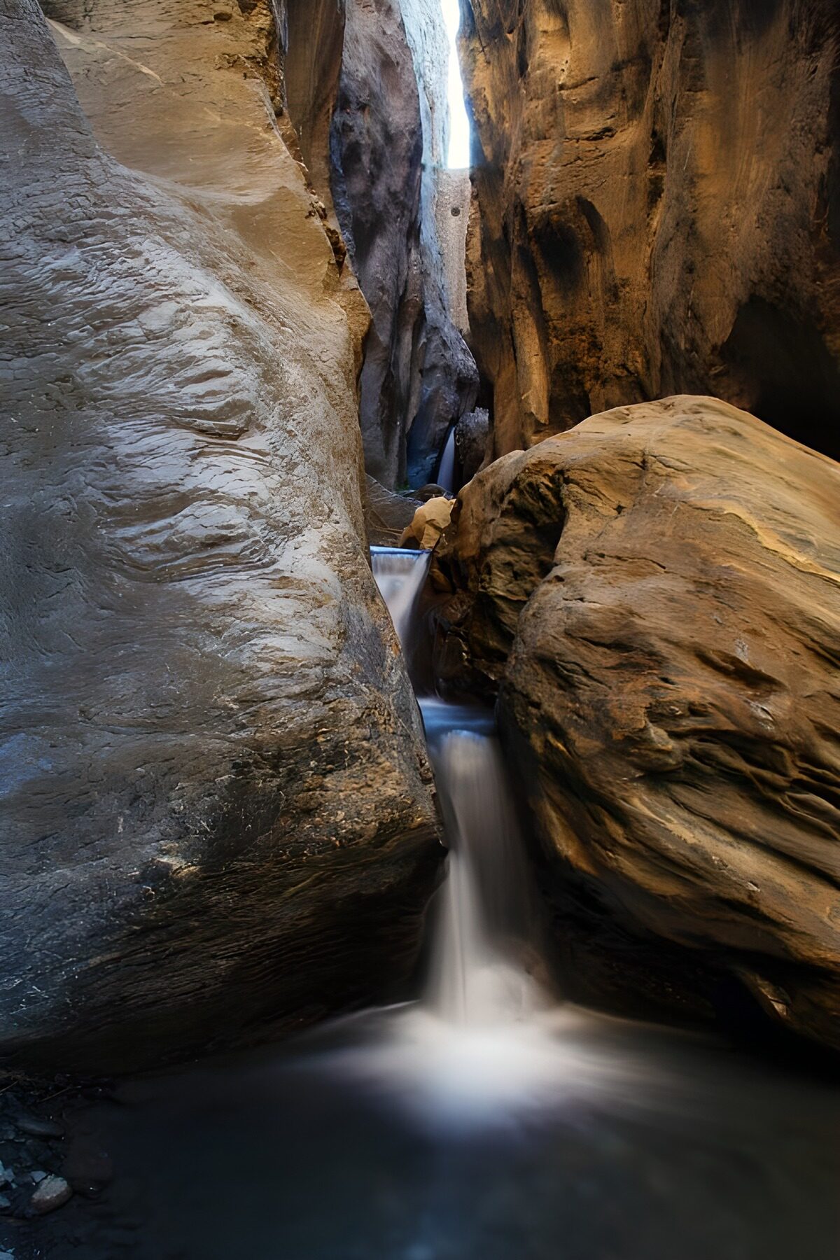 TPFR69819: Canyon paisible aux chutes d'eau
