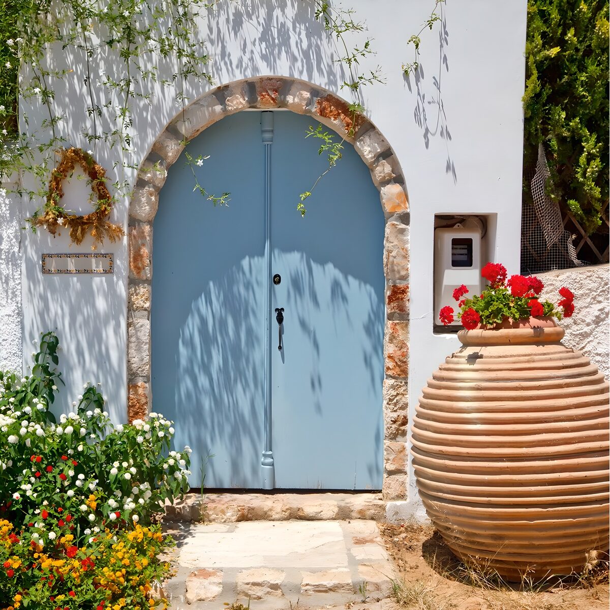 Porte bleue et jardin fleuri