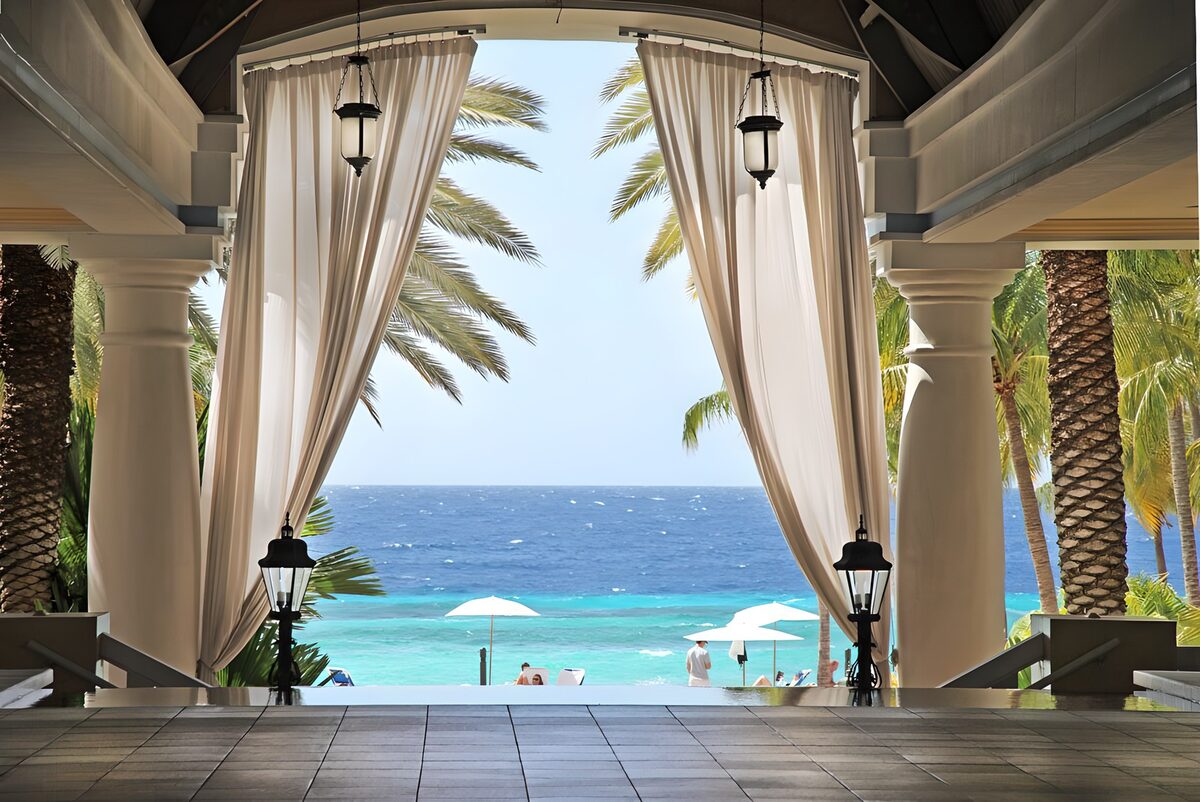 TPFR53265: Vue sur la plage depuis le hall