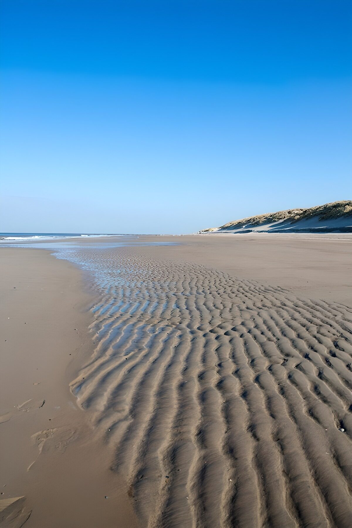 TPFR97587: Plage tranquille et ciel bleu éclatant