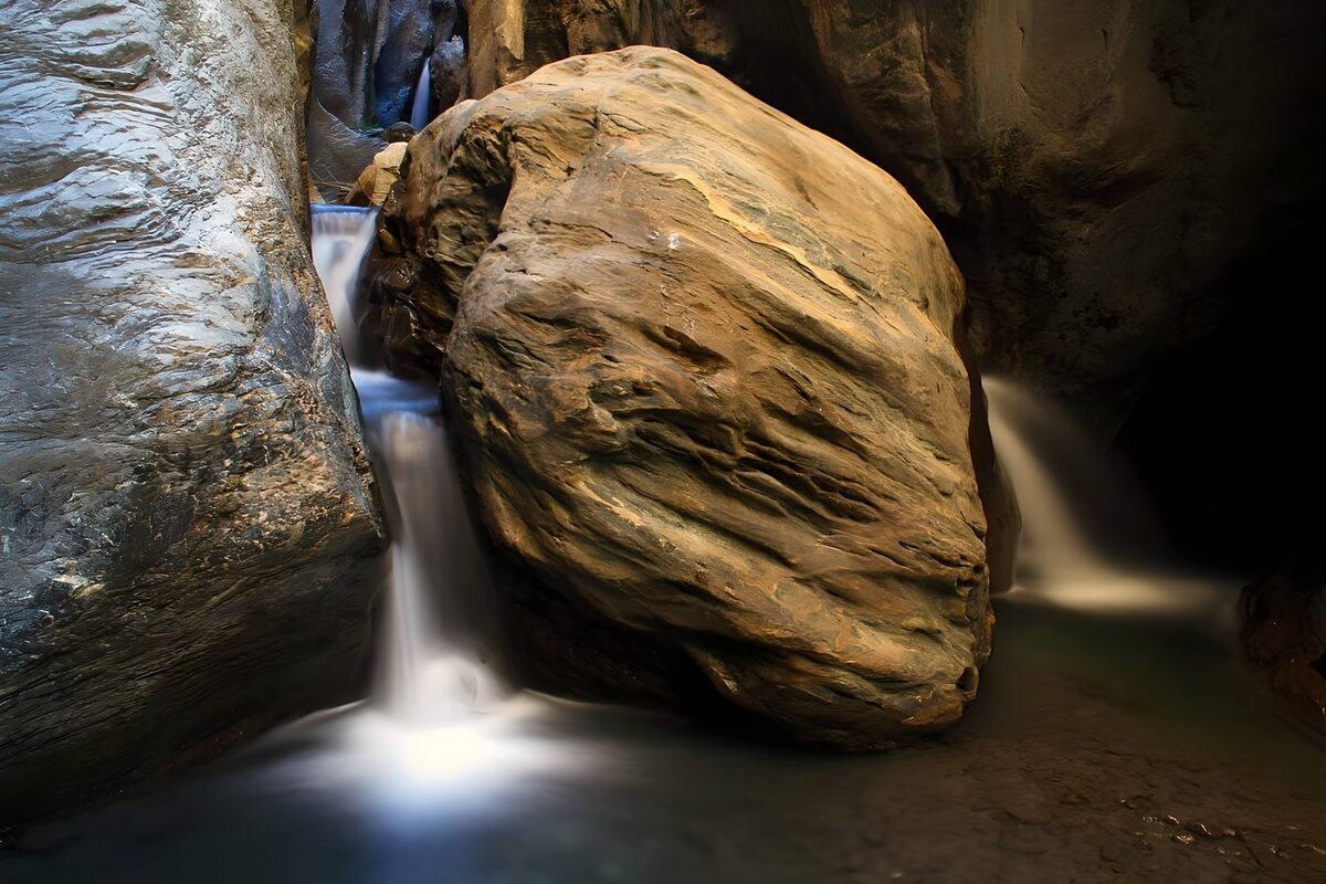 TPFR40916: Cascade tranquille entre les rochers