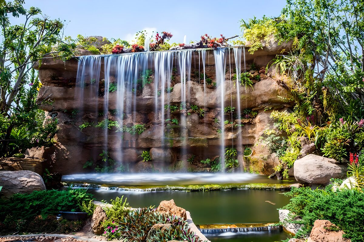 Cascade et végétation luxuriante