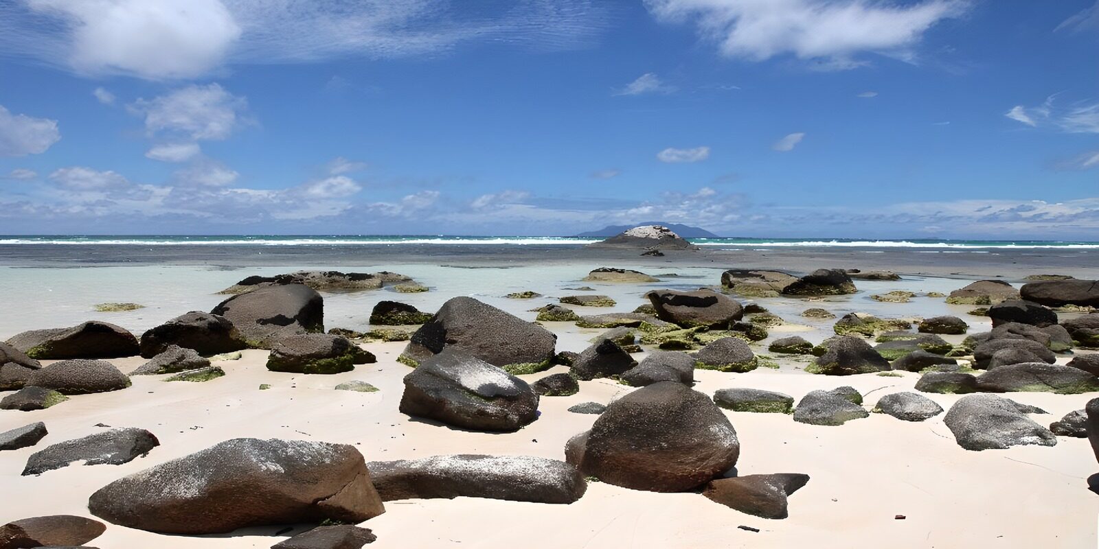 TPFR34580: Plage tranquille avec rochers et mer