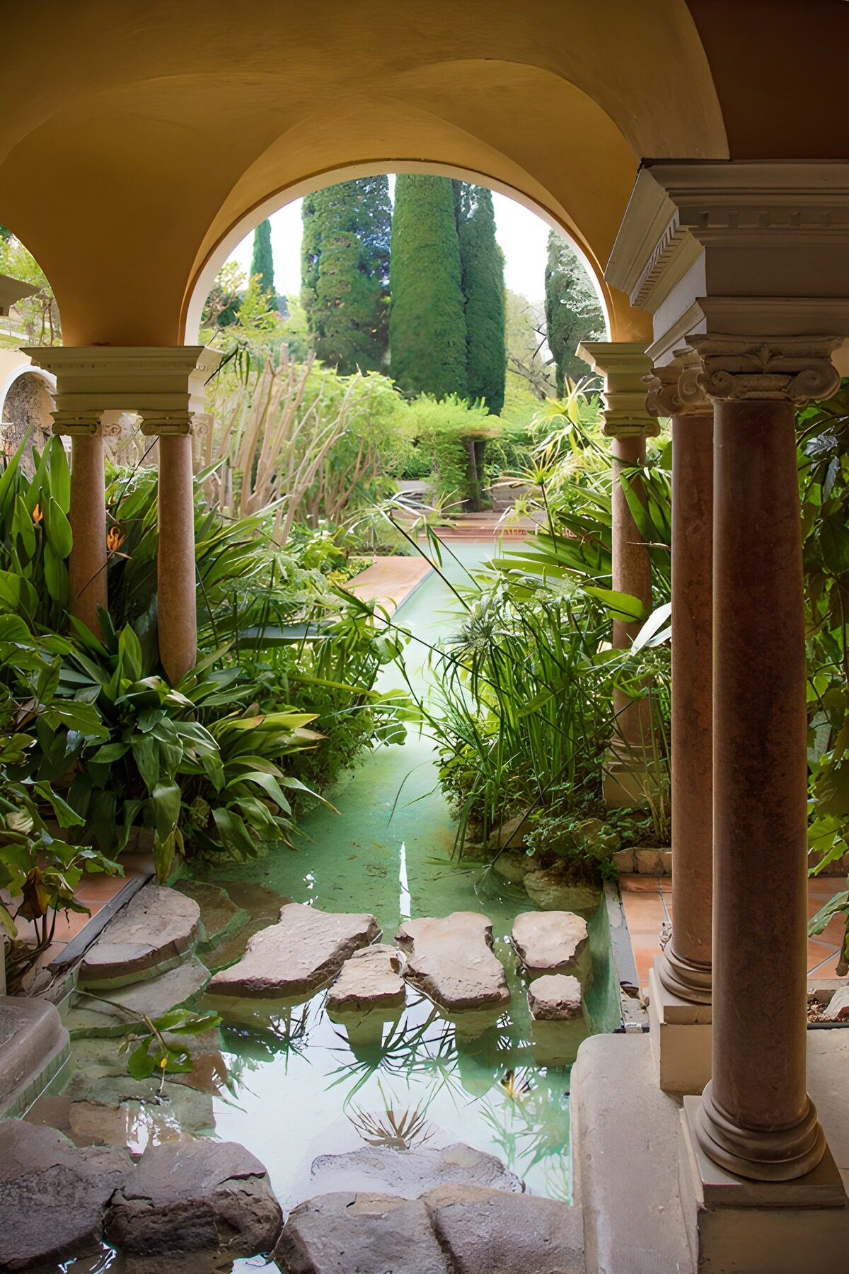 TPFR57403: Jardin tranquille sous un arc
