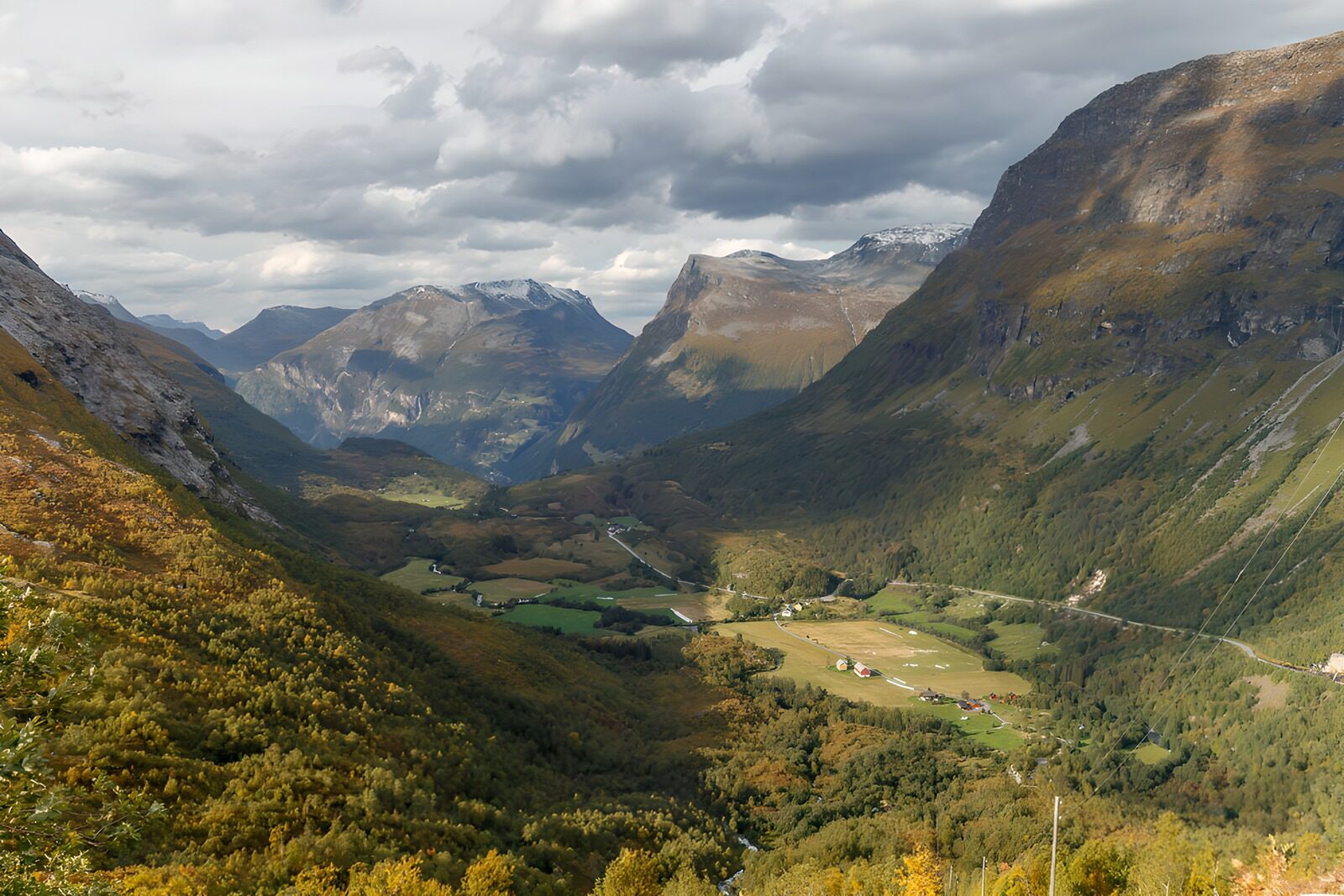 TPFR11041: Vallée de montagne sous un ciel nuageux