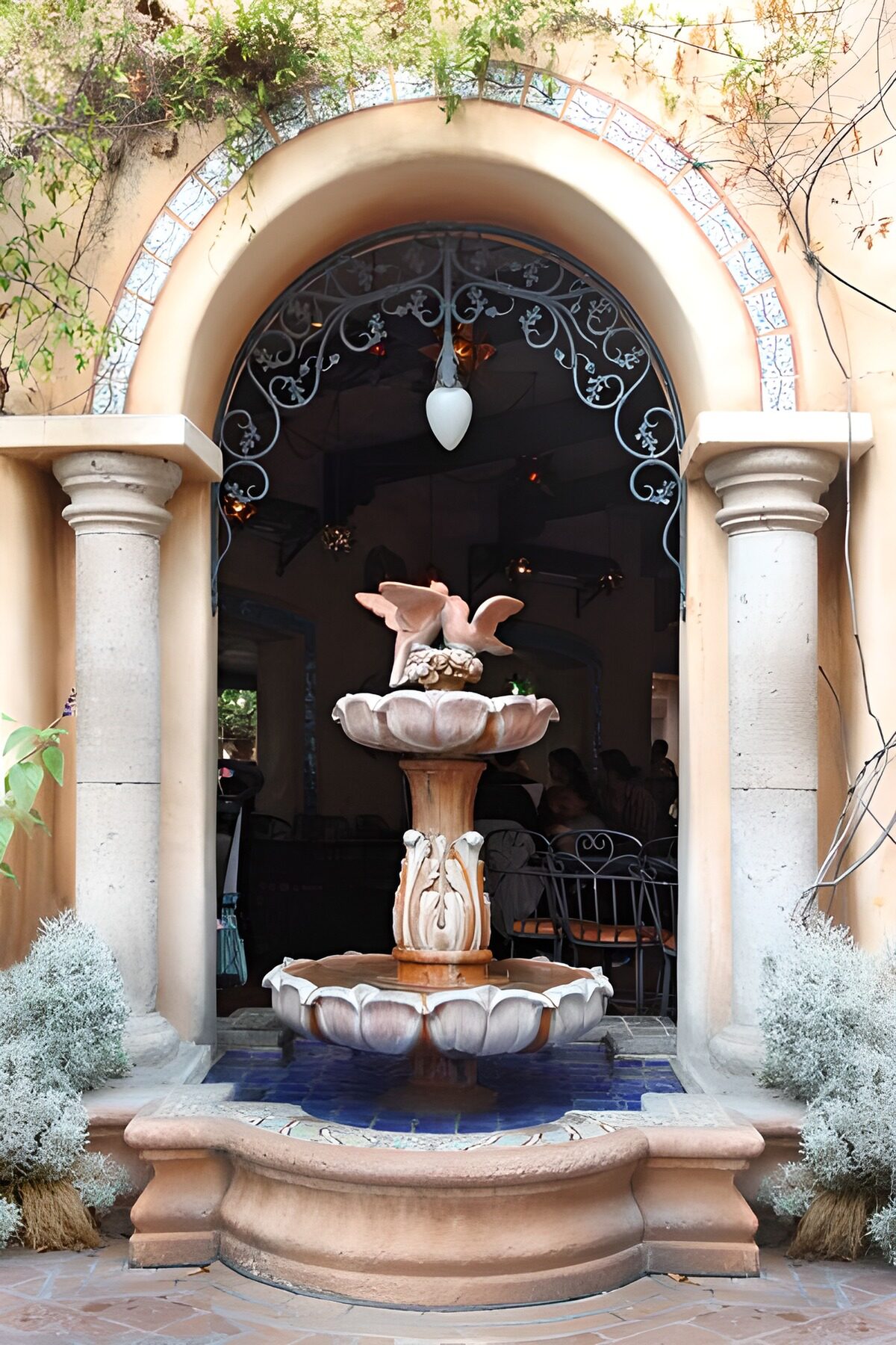 Arche au-dessus d'une fontaine avec motif de colombes