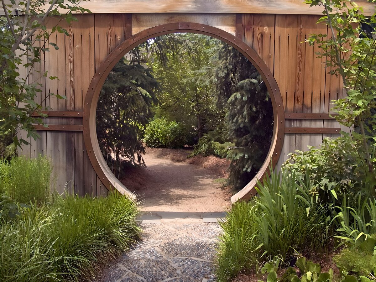 Entrée de jardin circulaire dans une palissade