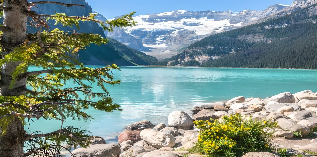 Lac turquoise et montagnes majestueuses