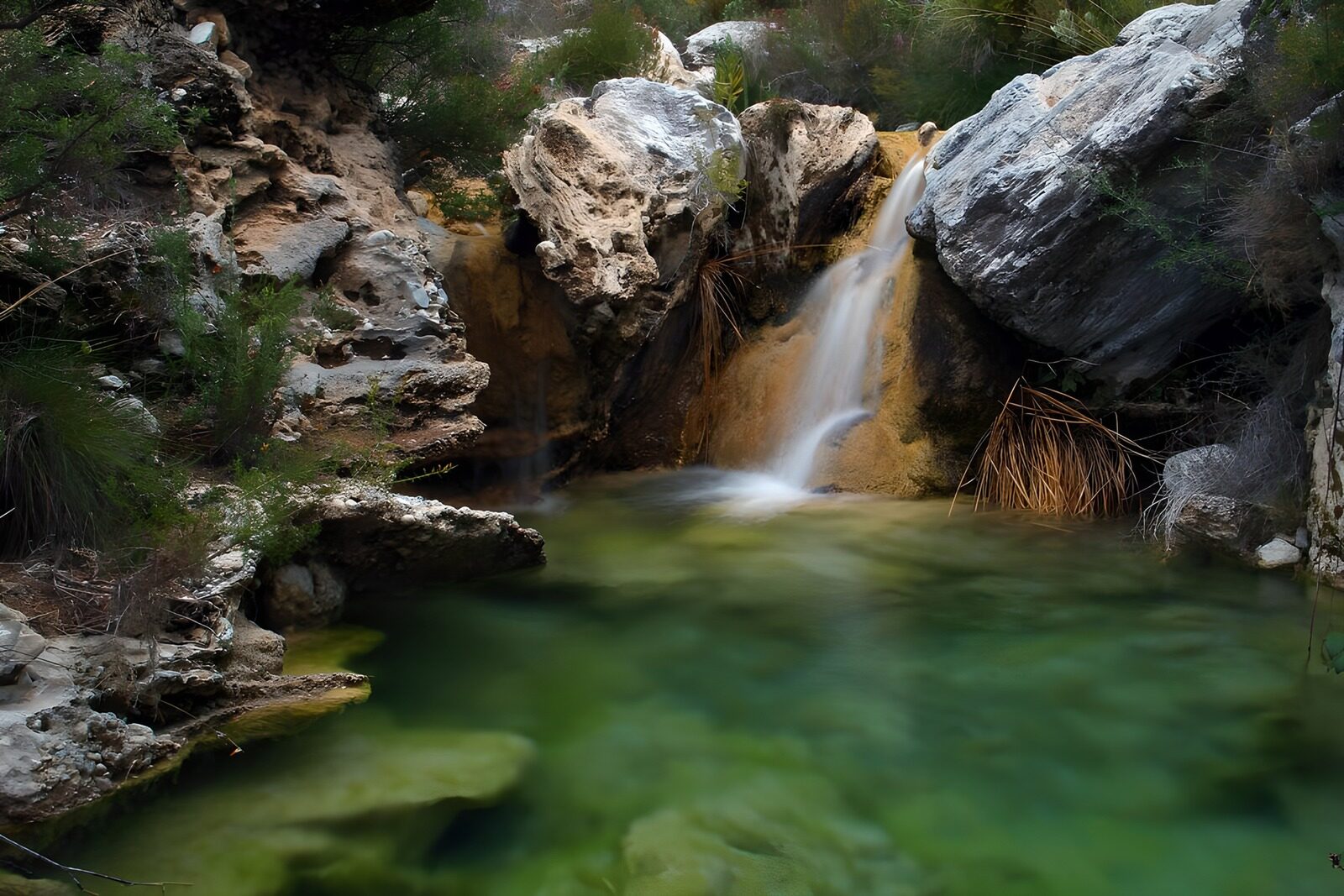TPFR32096: Cascade paisible dans la nature