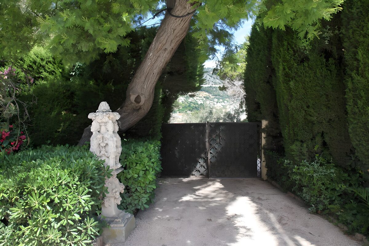 TPFR50325: Portail mystérieux dans un jardin verdoyant
