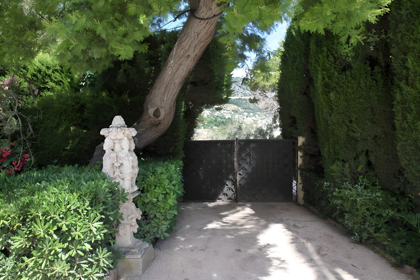 TPFR50325: Portail mystérieux dans un jardin verdoyant