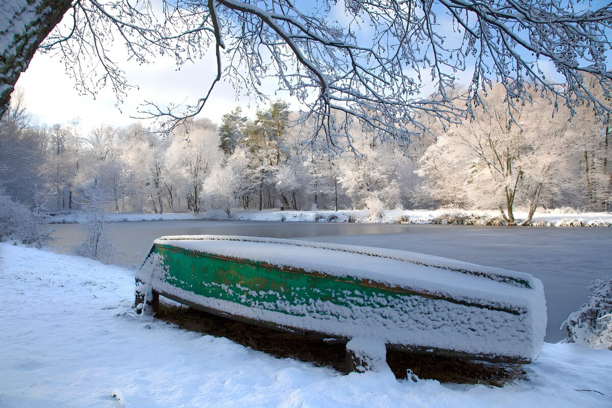 TPFR15049: Canoë sous la neige paisible