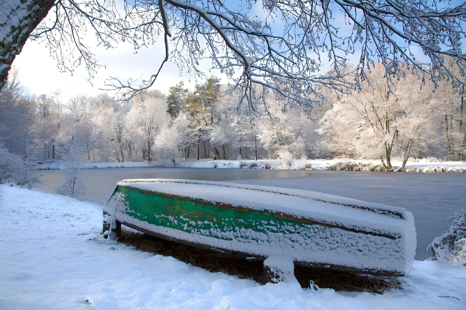 TPFR15049: Canoë sous la neige paisible
