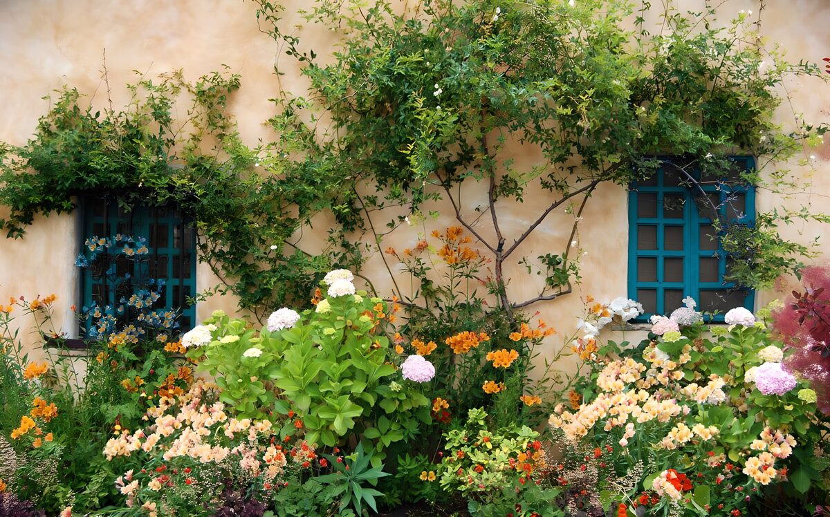 Jardin fleuri près d'une maison ensoleillée