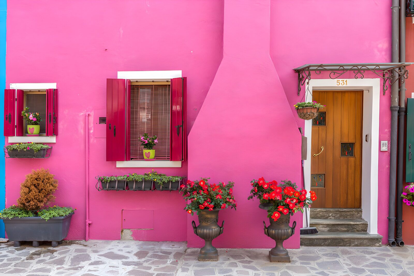 TPFR67663: Maison rose avec fleurs élégantes