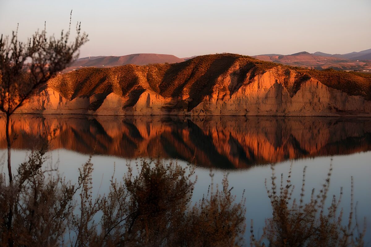 TPFR43678: : Reflets dorés sur l'eau tranquille