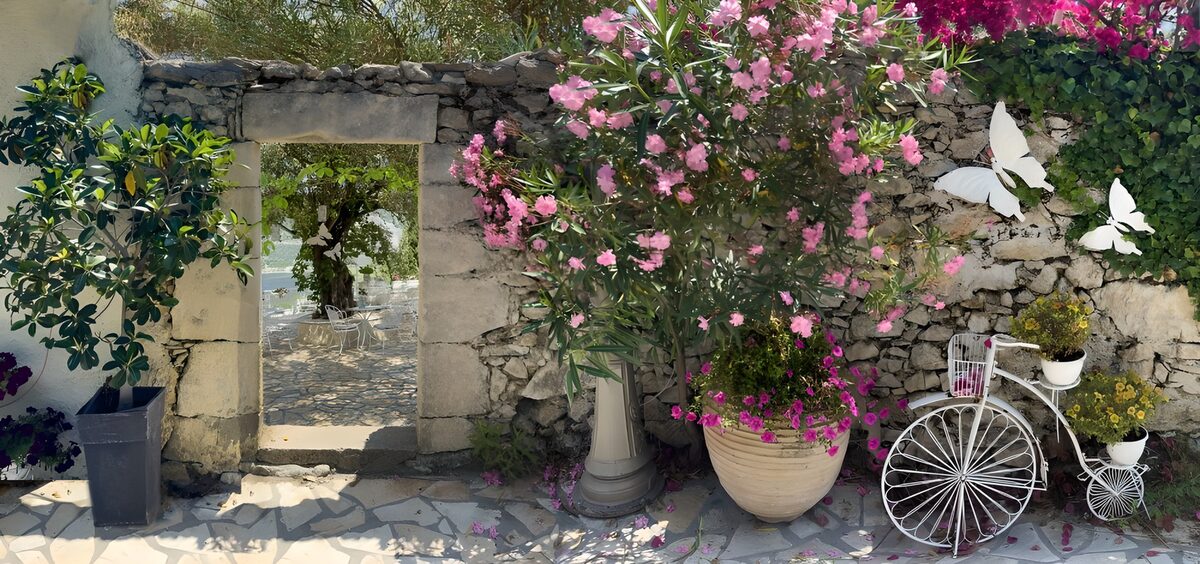 Jardin fleuri et charmant portail