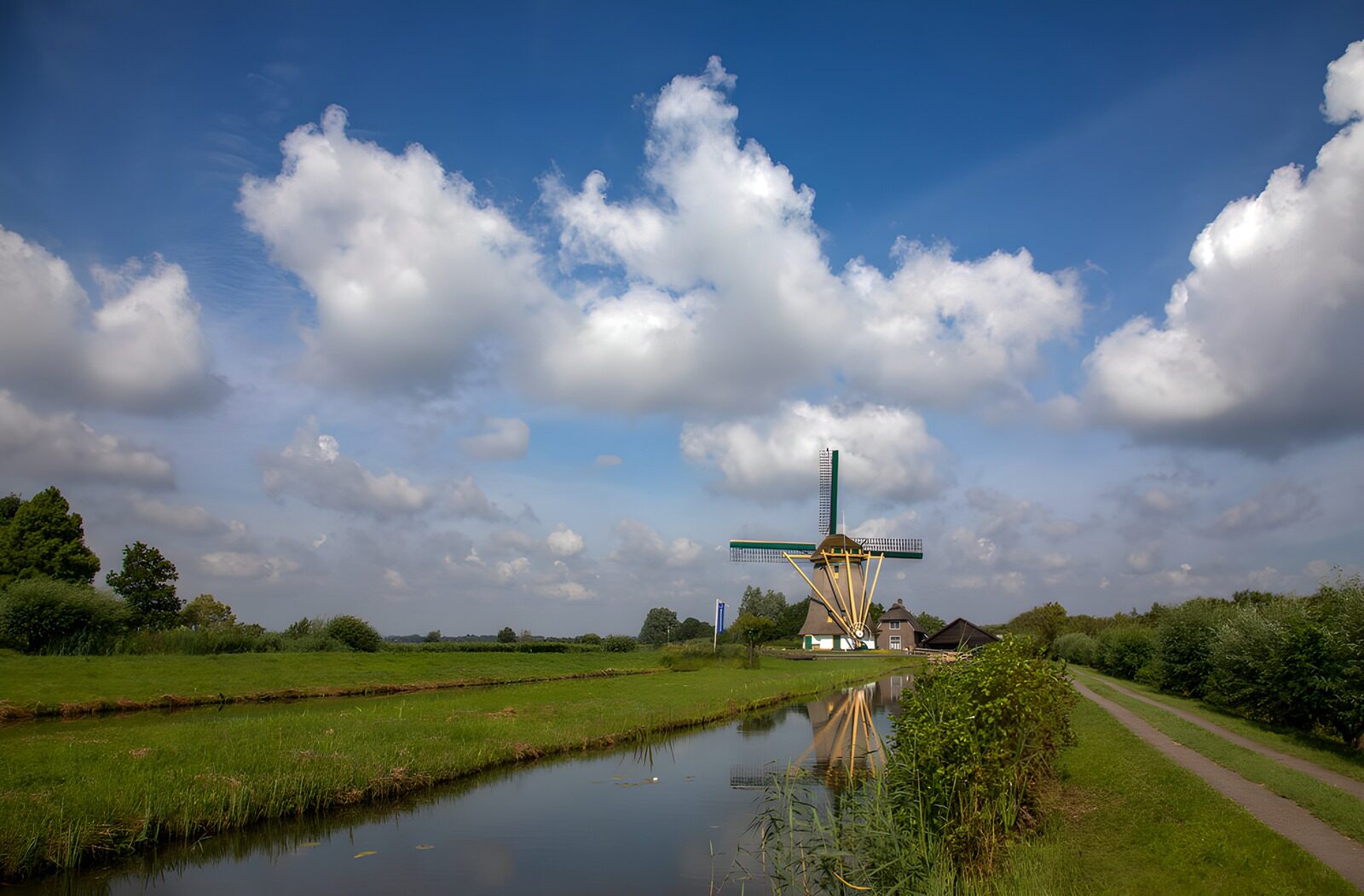TPFR95522: Moulin dans un paysage verdoyant