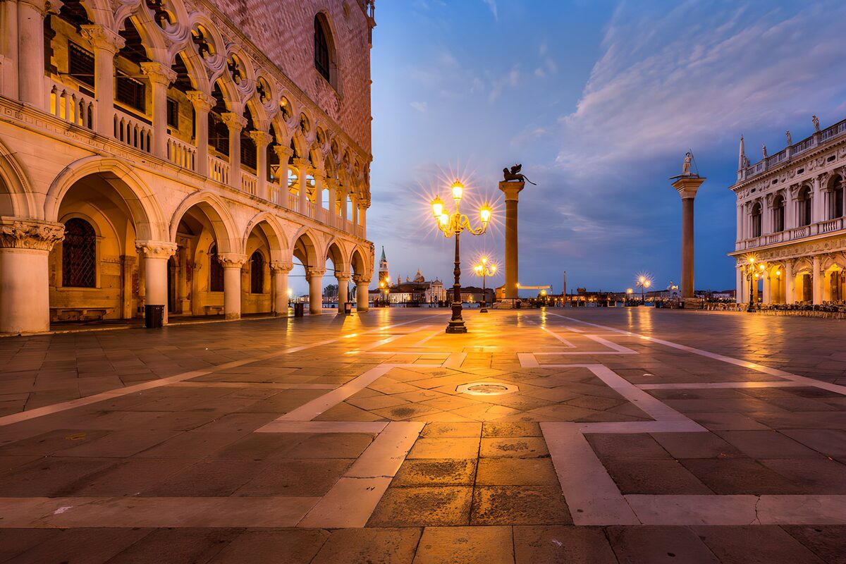 Place Saint-Marc à Venise au crépuscule