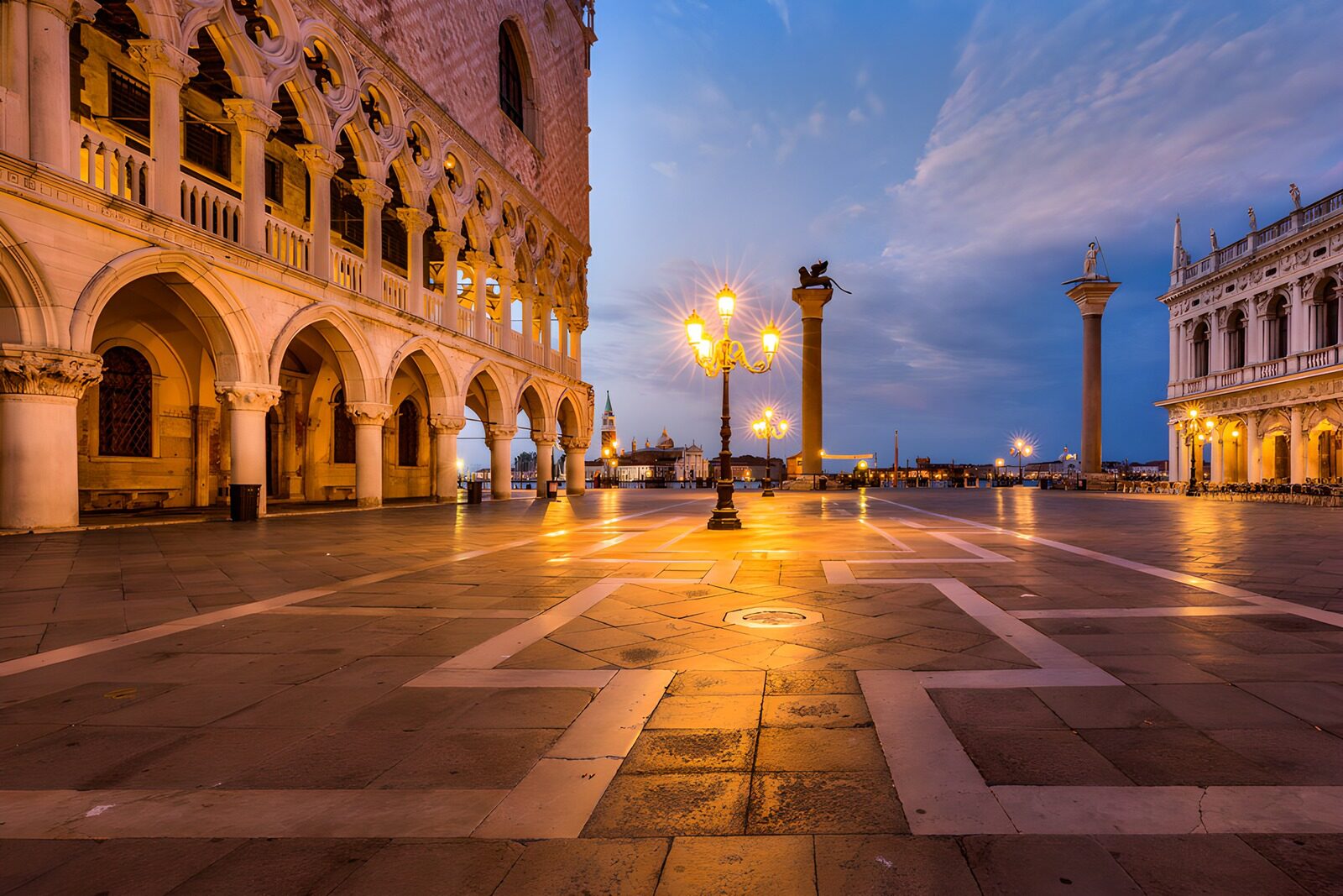 TPFR18376: Place Saint-Marc à Venise au crépuscule