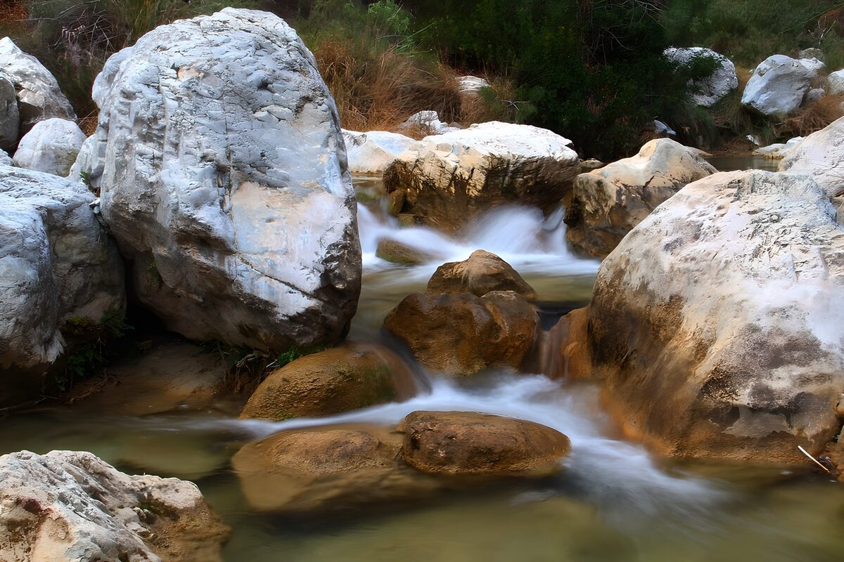 TPFR96379: Ruisseling de l'eau entre les rochers