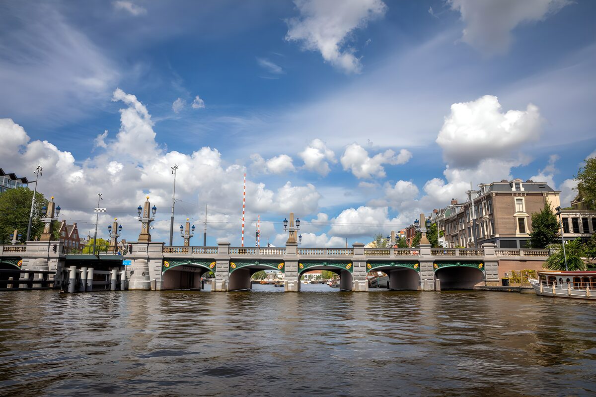 TPFR27753: Pont historique et ciel bleu à Amsterdam