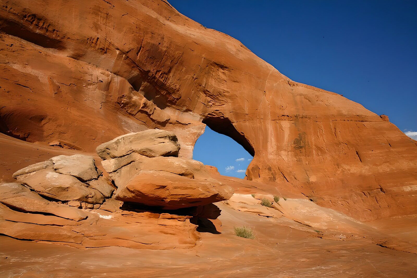 TPFR39095: : Arc naturel dans le paysage désertique