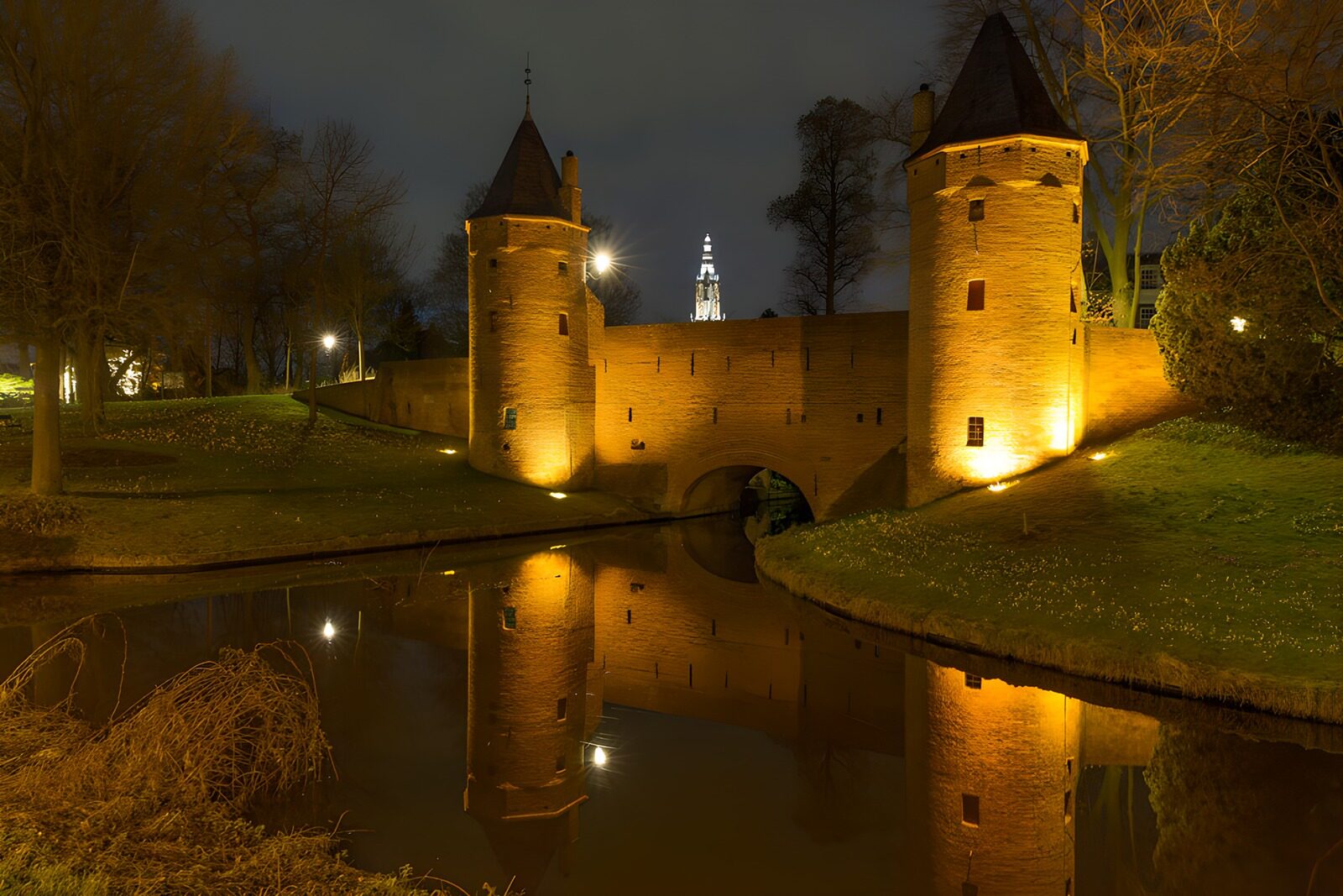 TPFR77591: Château éclairé au bord de l'eau