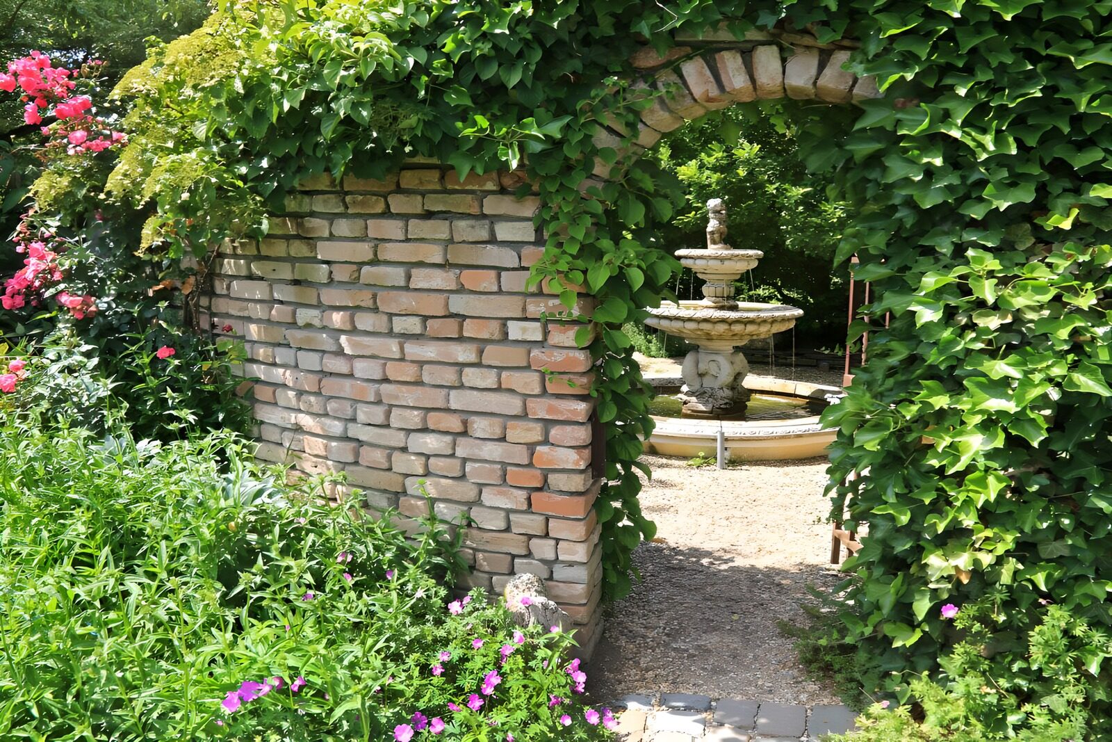 TPFR68846: Jardin secret avec fontaine