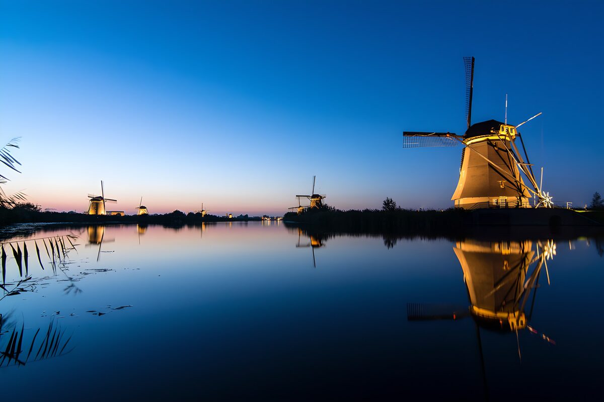 TPFR89386: Moulins au crépuscule près de l'eau