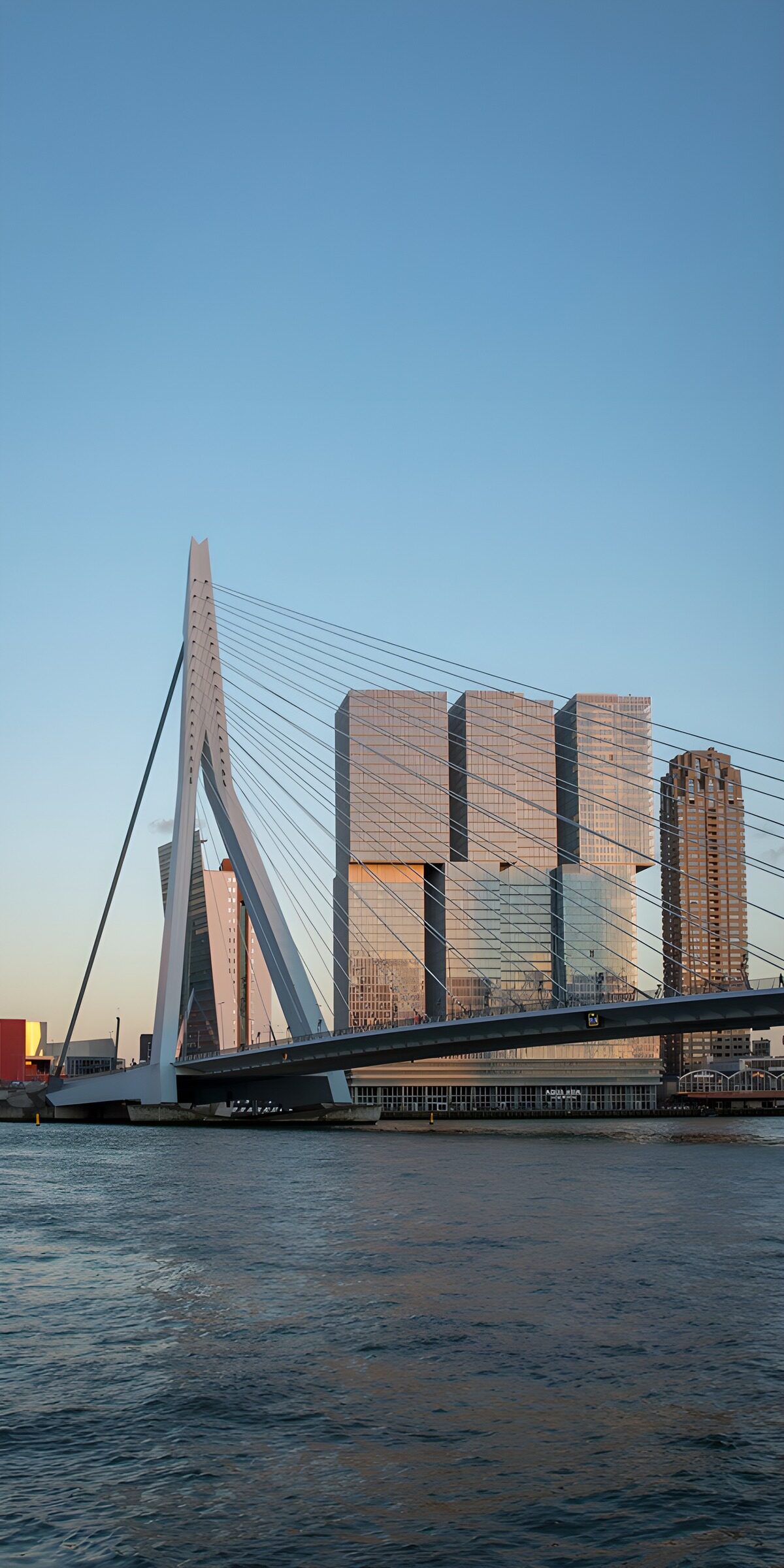 TPFR94868: Pont moderne sur la rivière