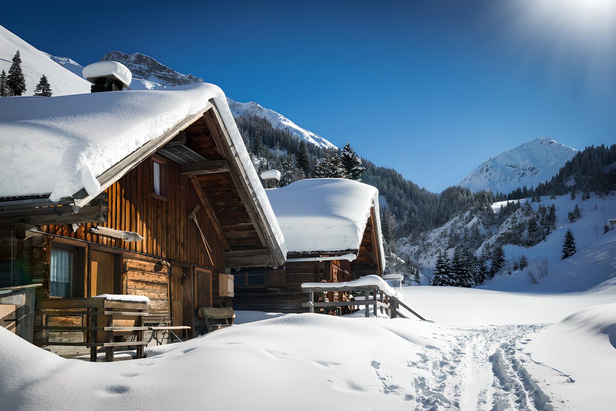 TPFR57135: Chalets enneigés dans les montagnes