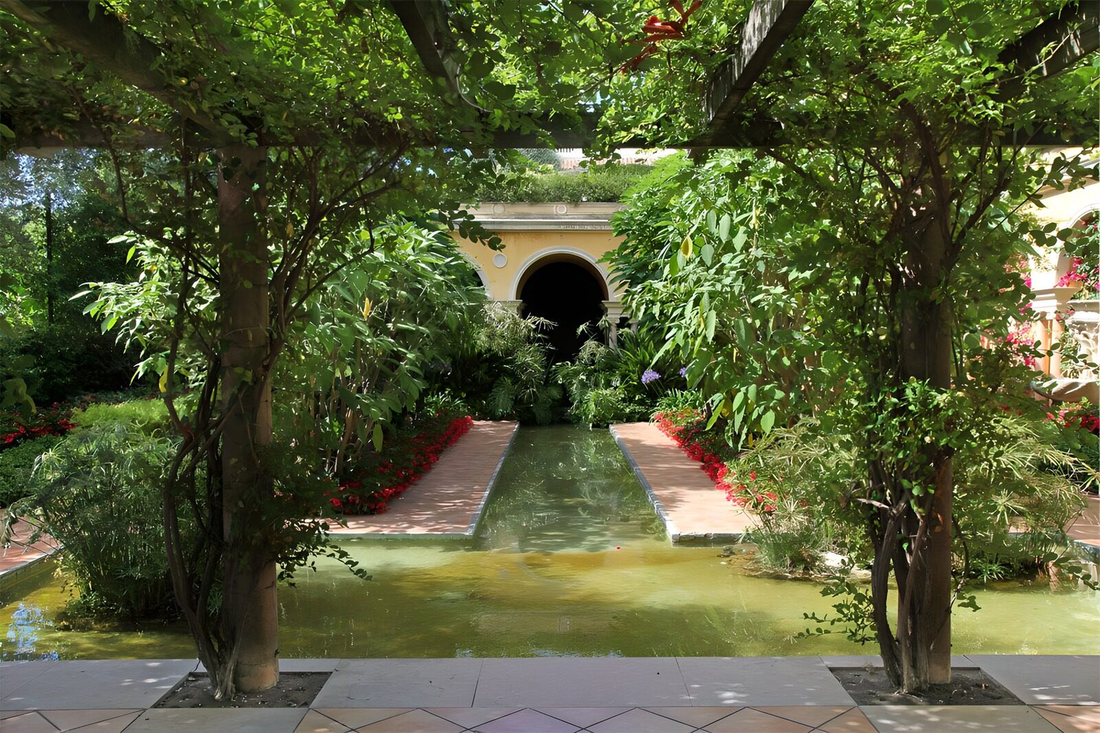 TPFR58676: Jardin paisible avec une vue pittoresque