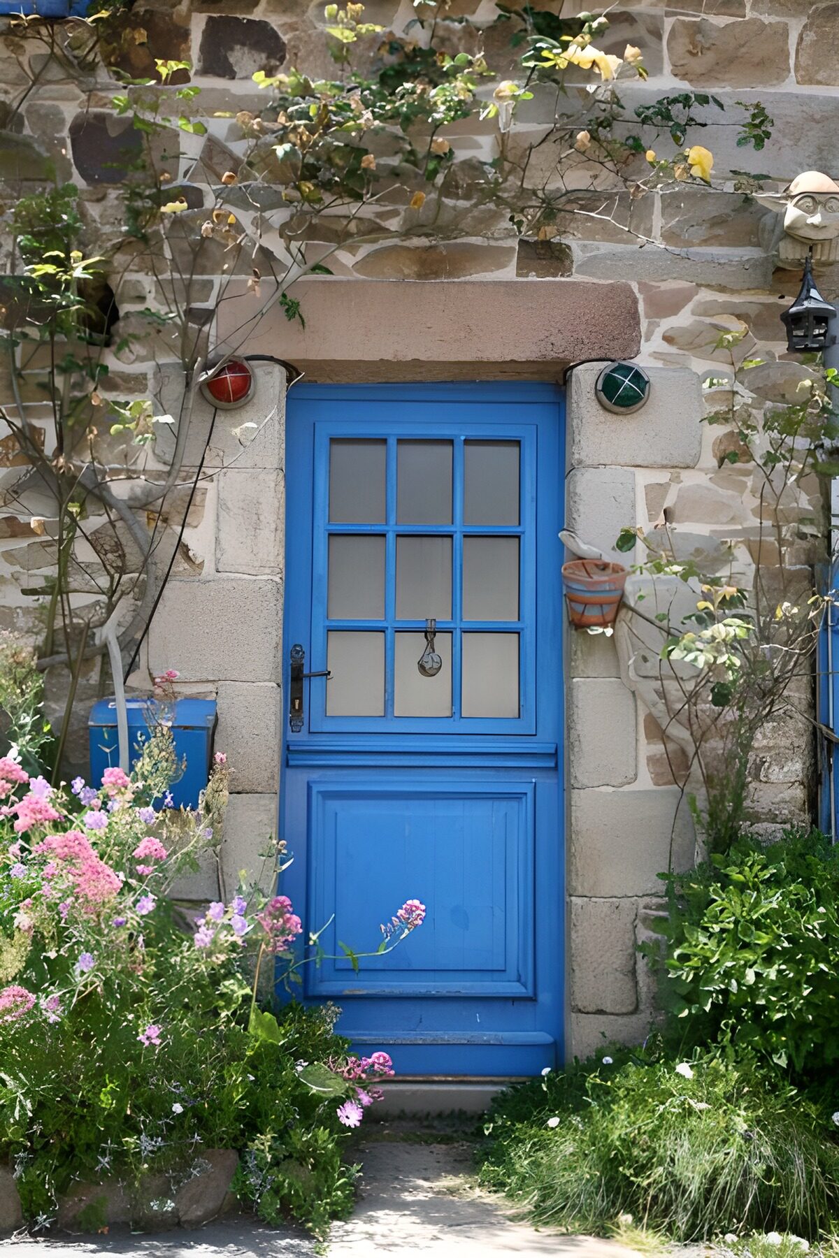Porte de maison avec carreaux bordée de fleurs