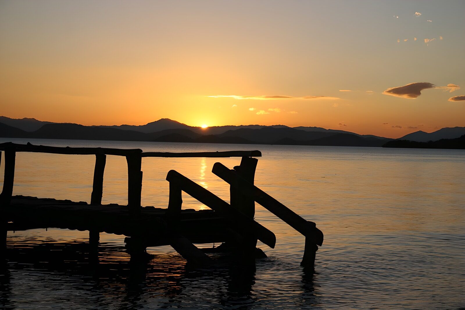 TPFR39673: Lever de soleil sur le lac tranquille