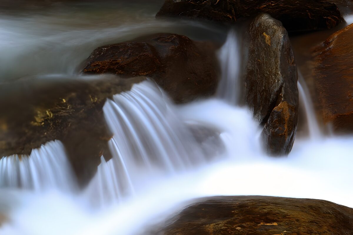 Cascades apaisantes au bord de la rivière