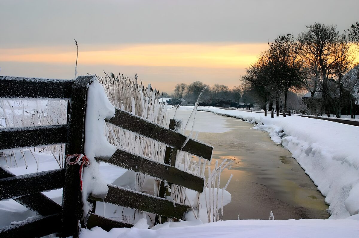 Paysage hivernal tranquille au coucher du soleil