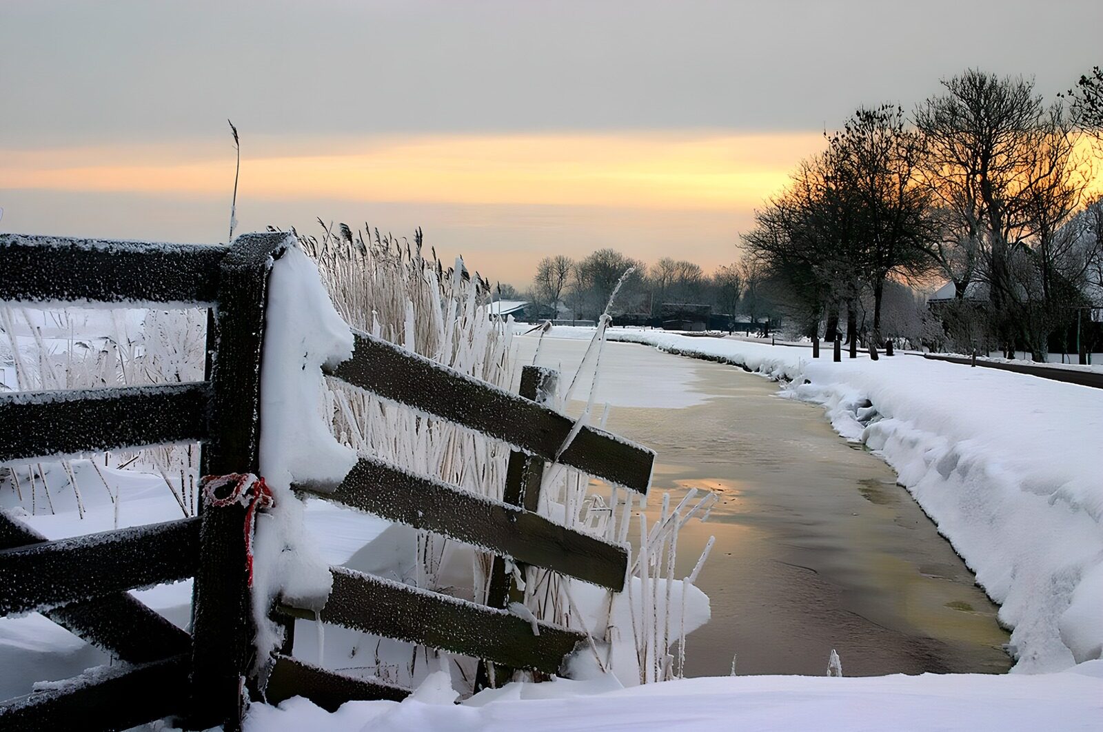 TPFR31077: Paysage hivernal tranquille au coucher du soleil