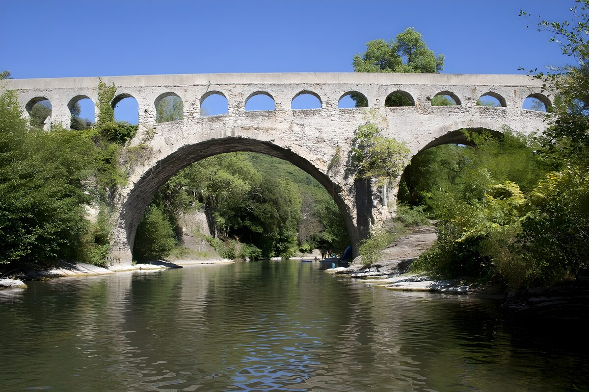 Pont ancien sur la rivière